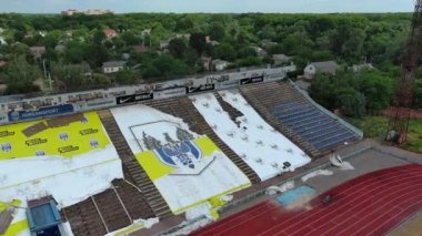 Chernihiv, Ukrayna - 27 Haziran 2022 Ukrayna savaşı. Chernihiv 'de roket saldırısı sonucu havaya uçan bir futbol stadyumu..