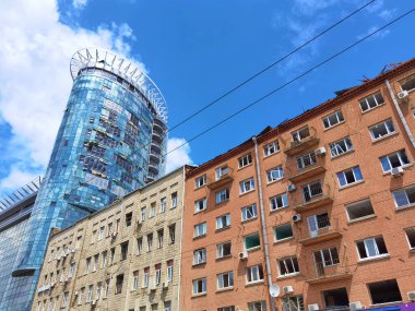 Kyiv, Ukrayna - 10 Temmuz 2022: Rusya 'nın Kyiv' e roket saldırısı sonrasında bina yenilenmesi.
