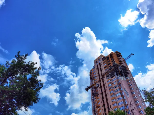 stock image Kyiv, Ukraine - July 10, 2022: The building renovation after Russian rocket attack on Kyiv