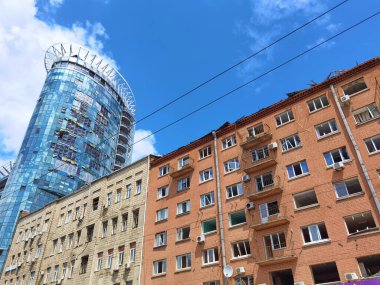 Kyiv, Ukrayna - 10 Temmuz 2022: Rusya 'nın Kyiv' e roket saldırısı sonrasında bina yenilenmesi.