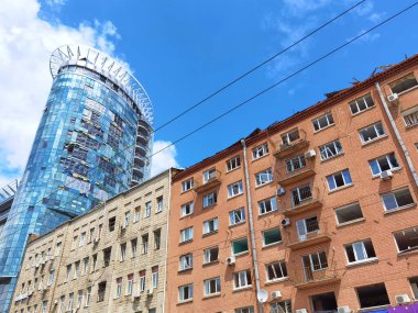 Kyiv, Ukrayna - 10 Temmuz 2022: Rusya 'nın Kyiv' e roket saldırısı sonrasında bina yenilenmesi.