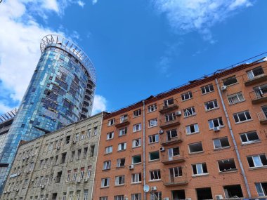 Kyiv, Ukrayna - 10 Temmuz 2022: Rusya 'nın Kyiv' e roket saldırısı sonrasında bina yenilenmesi.