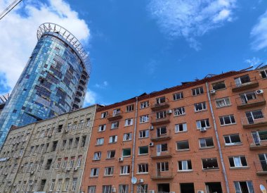 Kyiv, Ukrayna - 10 Temmuz 2022: Rusya 'nın Kyiv' e roket saldırısı sonrasında bina yenilenmesi.