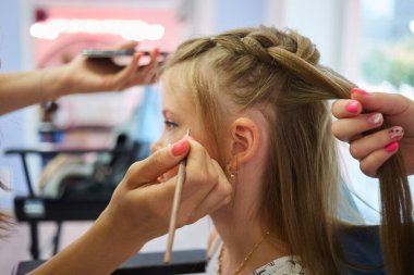 Çocuklar barışır. Parlak makyaj. Yanaklarında ışıltı