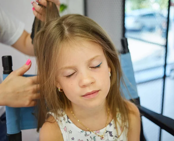 Hairdressing Services Reating Hairstyle Hair Styling Process Children Hairdressing Salon — Stock Photo, Image