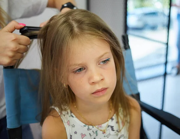 Kappersdiensten Reating Kapsel Haarstyling Proces Kinderen Kapsalon — Stockfoto