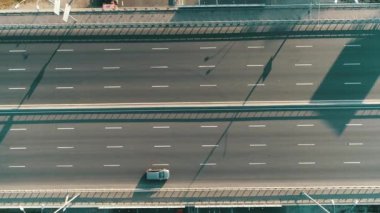 Yukarıdan, otomobil trafik ve reçel birçok otomobil, ulaşım kavramı yol kavşağı hava Üstten Görünüm.