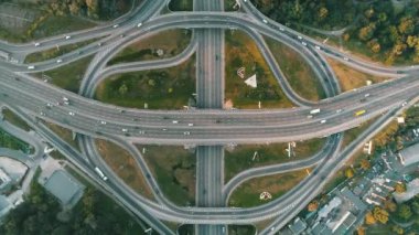 birçok yol işaretleri ile karmaşık yol kavşak havadan görünümü.