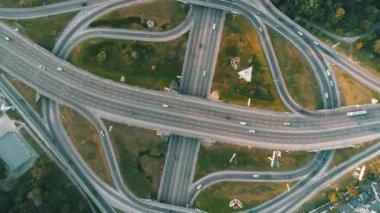 birçok yol işaretleri ile karmaşık yol kavşak havadan görünümü.