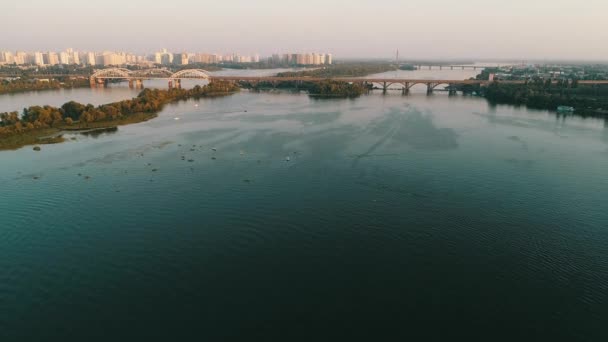 Vista Aérea Ciudad Kiev Ucrania Río Dniéper Con Puentes Puente — Vídeos de Stock