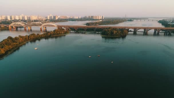 Vista Aérea Ciudad Kiev Ucrania Río Dniéper Con Puentes Puente — Vídeos de Stock