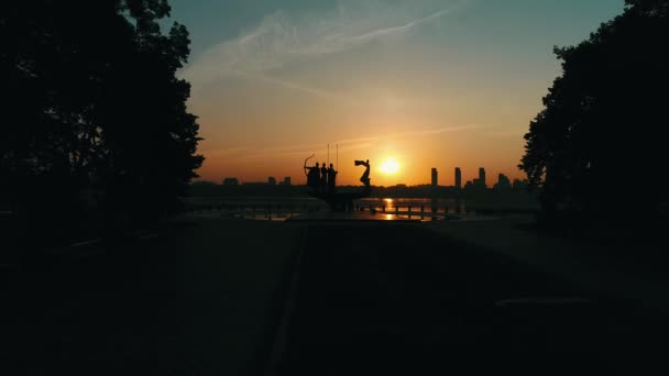 Monumento Los Fundadores Kiev Amanecer Hermoso Paisaje Urbano Luz Del — Vídeos de Stock