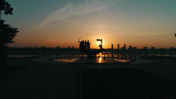 Μνημείο Για Τους Ιδρυτές Της Κίεβο Στο Sunrise Όμορφου Αστικού — Αρχείο Βίντεο