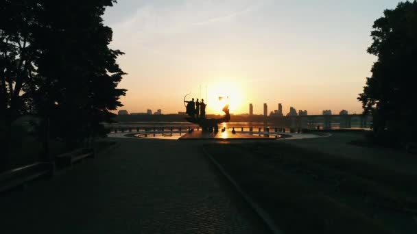 Monumento Los Fundadores Kiev Amanecer Hermoso Paisaje Urbano Luz Del — Vídeos de Stock