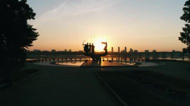 Kyiv, gündoğumu, ateşli güneş ışığı güzel cityscape kurucuları için anıt. Paton Köprüsü üzerinde kişi hayatını kaybetti, Shchek, Horyv ve Lybid heykeli. Ukrayna'nın başkenti