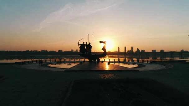 Monumento Los Fundadores Kiev Amanecer Hermoso Paisaje Urbano Luz Del — Vídeos de Stock