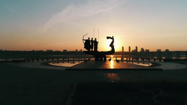 Kyiv Gündoğumu Ateşli Güneş Işığı Güzel Cityscape Kurucuları Için Anıt — Stok video