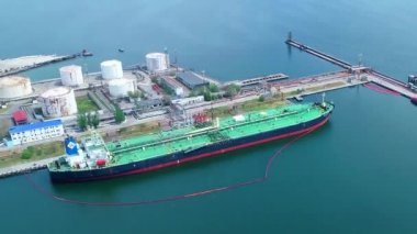 Odessa, Ukrayna - 18 Mayıs 2021: Gemi tankeri yağı veya gaz LPG rafinerisi için boşaltılmayı bekliyor, Aerial view petrol tankeri gemisi liman görüntüsüne yukarıdan yükleniyor