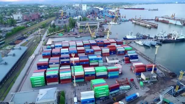 ウクライナのオデッサ 2021年5月19日 港湾ターミナル内の貨物コンテナ 前景に常緑と表示された容器 — ストック動画