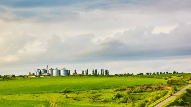 Fırtınadan sonra gün batımında tarım siloları.