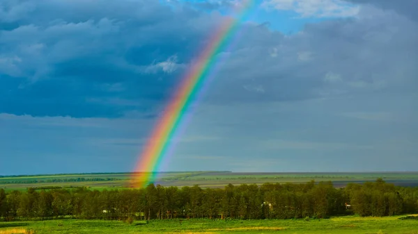 Arco Iris Sobre Paisaje Rural Después Tormenta — Foto de Stock