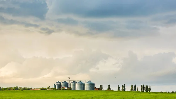 Landwirtschaftliche Silos Bei Sonnenuntergang Nach Gewitter — Stockfoto