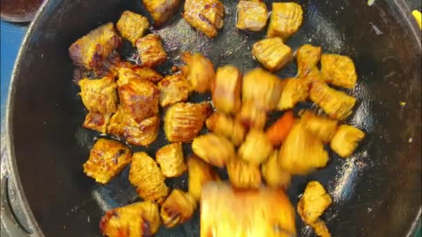 肉片用滚烫的油在热的锅里煎 单身早餐 很容易做饭 厨师把肉和木铲混合在一起 特写镜头 — 图库视频影像