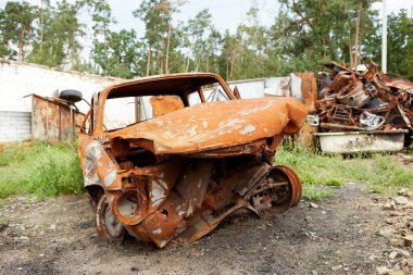 Araba kurşunla delik deşik olmuş. Rusya 'nın Ukrayna' ya karşı savaşı. Kadın ve çocukların tahliyesi sırasında Rus ordusu tarafından vurulan bir sivil arabası. Mermi izleri ve kovan parçaları..