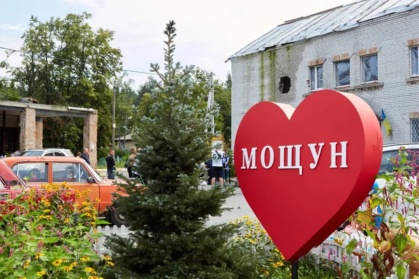 Moshchun Ukraine August 2022 People Take Humanitarian Aid Volunteers Trace Royaltyfria Stockfoton