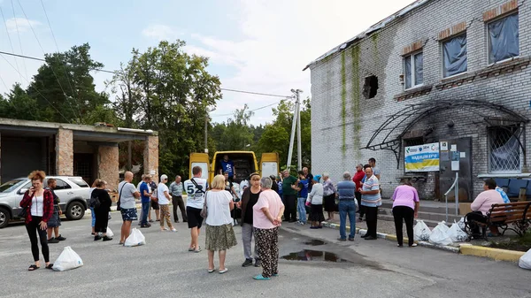 Moshchun Ουκρανία Αυγούστου 2022 Άνθρωποι Λαμβάνουν Ανθρωπιστική Βοήθεια Από Εθελοντές Φωτογραφία Αρχείου