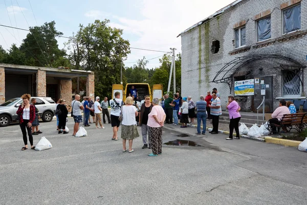 Moshchun Ουκρανία Αυγούστου 2022 Άνθρωποι Λαμβάνουν Ανθρωπιστική Βοήθεια Από Εθελοντές Εικόνα Αρχείου