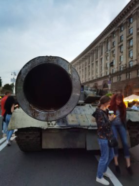 Kyiv, Ukrayna - 24 Ağustos 2022: Bağımsızlık Meydanı 'nda imha edilmiş Rus askeri teçhizatı sergisi.