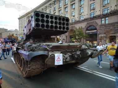 Kyiv, Ukrayna - 24 Ağustos 2022: Bağımsızlık Meydanı 'nda imha edilmiş Rus askeri teçhizatı sergisi.