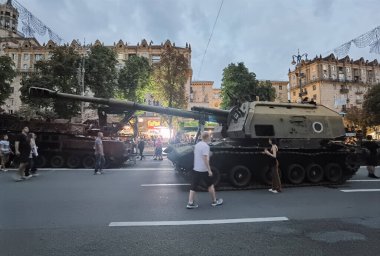 Kyiv, Ukrayna - 24 Ağustos 2022: Bağımsızlık Meydanı 'nda imha edilmiş Rus askeri teçhizatı sergisi.