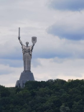 Kyiv, Ukrayna - 25 Ağustos 2022: Kyiv 'deki Ana Anavatan Heykeli.