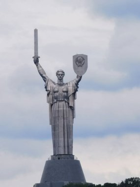Kyiv, Ukrayna - 25 Ağustos 2022: Kyiv 'deki Ana Anavatan Heykeli.