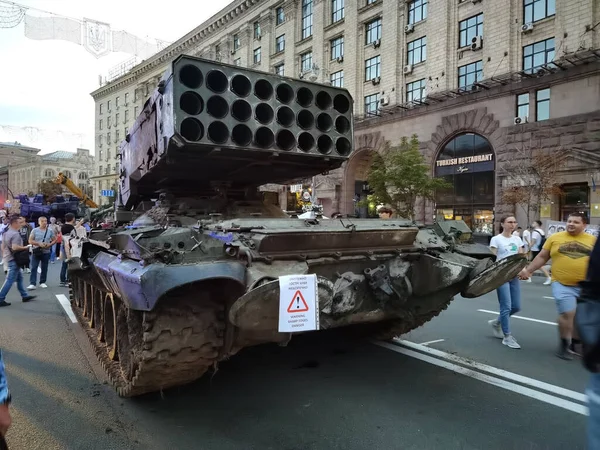 Kyiv, Ukrayna - 24 Ağustos 2022: Bağımsızlık Meydanı 'nda imha edilmiş Rus askeri teçhizatı sergisi.