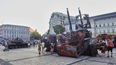 Kyiv, Ukrayna - 25 Ağustos 2022: Ukrayna 'nın başkenti Kyiv' deki Mykhailivska Meydanı 'ndaki sergide Rus zırhlı araçları imha edildi.