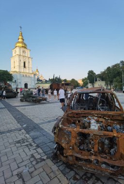Kyiv, Ukrayna - 25 Ağustos 2022: Ukrayna 'nın başkenti Kyiv' deki Mykhailivska Meydanı 'ndaki sergide Rus zırhlı araçları imha edildi.