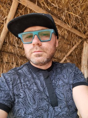 İyi görünüyor adam gözlük, portre.