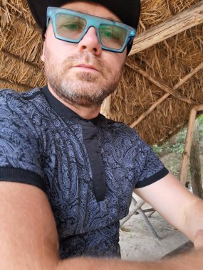 İyi görünüyor adam gözlük, portre.