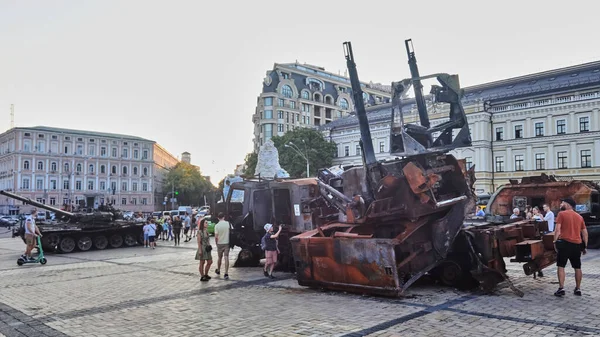 Kyiv, Ukrayna - 25 Ağustos 2022: Ukrayna 'nın başkenti Kyiv' deki Mykhailivska Meydanı 'ndaki sergide Rus zırhlı araçları imha edildi.