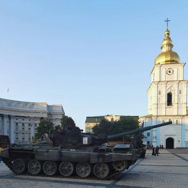Kyiv, Ukrayna - 25 Ağustos 2022: Ukrayna 'nın başkenti Kyiv' deki Mykhailivska Meydanı 'ndaki sergide Rus zırhlı araçları imha edildi.