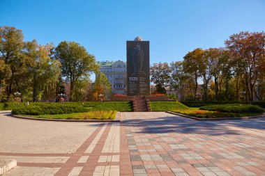 Kyiv, Ukrayna - 16 Ekim 2022: Shevchenko Anıtı savaş zamanında Shevchenko Parkı 'ndaki bombalamadan korundu.