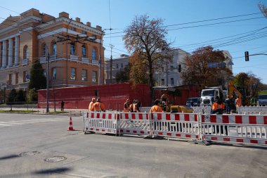 Kyiv, Ukrayna - 16 Ekim 2022: Kamu hizmetleri, Taras Shevchenko Ulusal Üniversitesi yakınlarındaki Öğretmenler Evi yakınlarındaki hasarlı bir yol bölümünü onarıyor.