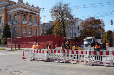 Kyiv, Ukrayna - 16 Ekim 2022: Kamu hizmetleri, Taras Shevchenko Ulusal Üniversitesi yakınlarındaki Öğretmenler Evi yakınlarındaki hasarlı bir yol bölümünü onarıyor.