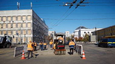 Kyiv, Ukrayna - 16 Ekim 2022: Kamu hizmetleri, Taras Shevchenko Ulusal Üniversitesi yakınlarındaki Öğretmenler Evi yakınlarındaki hasarlı bir yol bölümünü onarıyor.