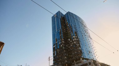 Kyiv, Ukrayna - 16 Ekim 2022: Rusya 'nın Kyiv, Ukrayna' daki bir iş merkezi binası bombalandı. Birkaç ay süren nispeten sakinlikten sonra, Pazartesi sabahı erken saatlerde Kyiv 'i çoklu patlamalar sarstı.