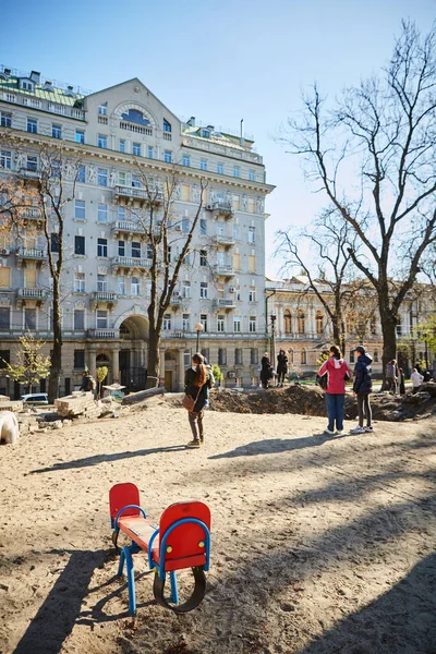 Київ Україна Жовтня 2022 Люди Біля Воронки Від Вибуху Російської — стокове фото