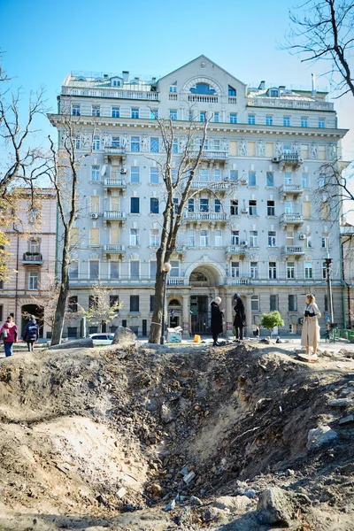 Kiev Ucrânia Outubro 2022 Pessoas Perto Funil Explosão Foguete Russo — Fotografia de Stock